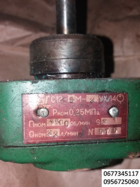 Насосы пластинчатые для смазки С12 4М 2; С12 4М 3,2;  С12 4М 6,3; С12 4М 10 и С12 5М 2; С12 5М 3,2; С12 5М 6,3; С12 5М 10 однократного действия, нерегулируемые применяются для подачи под давлением минерального масла в смазочные системы металлорежущих станков и других машин.
    Насосы С12-4М выполнены с реверсируемым направлением вращения вала и постоянным направлением потока масла.
   Насосы С12-5М имеют постоянное направление вращения - правое (по направлению вращения часовой стрелки, если смотреть со стороны привода). 
